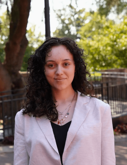 Business S1 Clara Gomez Bio Photo AB min